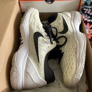 Nike Air Zoom Cage 3 HC men tennis shoes size 9.5 white with black Nike swoosh